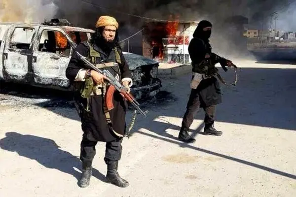 تروریست‌های مسلح در سوریه با پرچم داعش ایست و بازرسی‌ برپا کردند