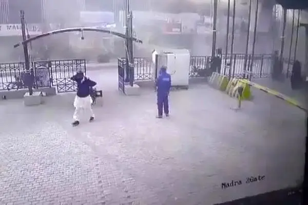 ببینید| لحظه وقوع انفجار انتحاری در داخل نیروهای امنیتی در پیشاور پاکستان