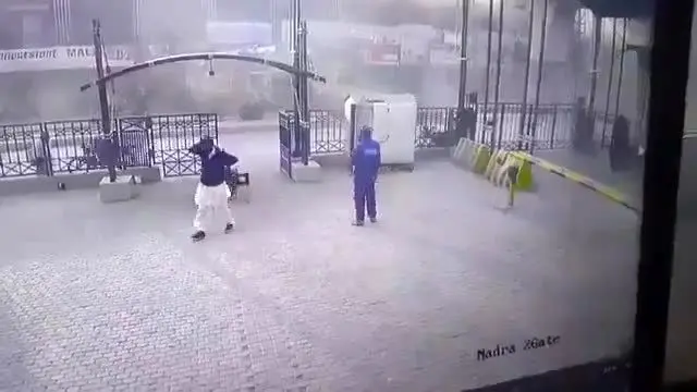 ببینید| لحظه وقوع انفجار انتحاری در داخل نیروهای امنیتی در پیشاور پاکستان