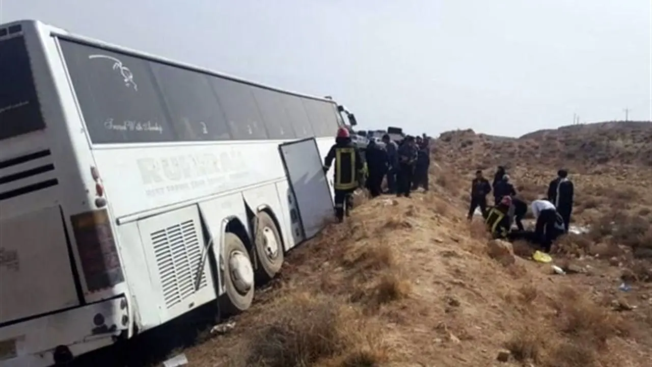 واژگونی اتوبوس در محور مرودشت 5 کشته و 15 مصدوم برجای گذاشت