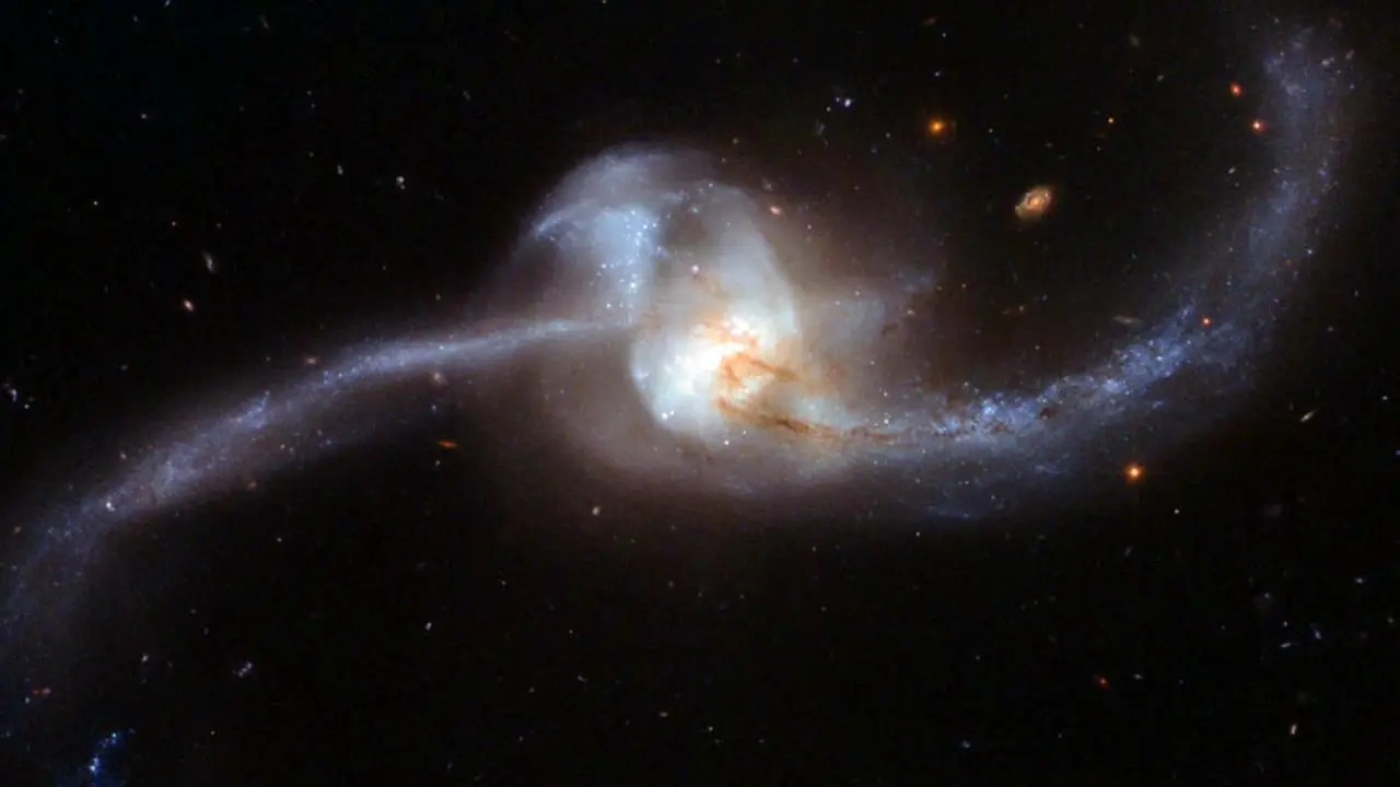 عکس روز ناسا، همنوع‌خواری کهکشانی