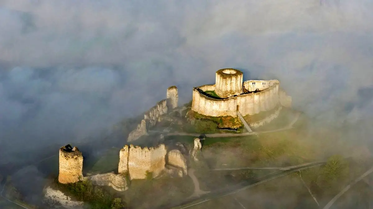 عکس روز بینگ، قلعه فرانسوی در میان ابرها