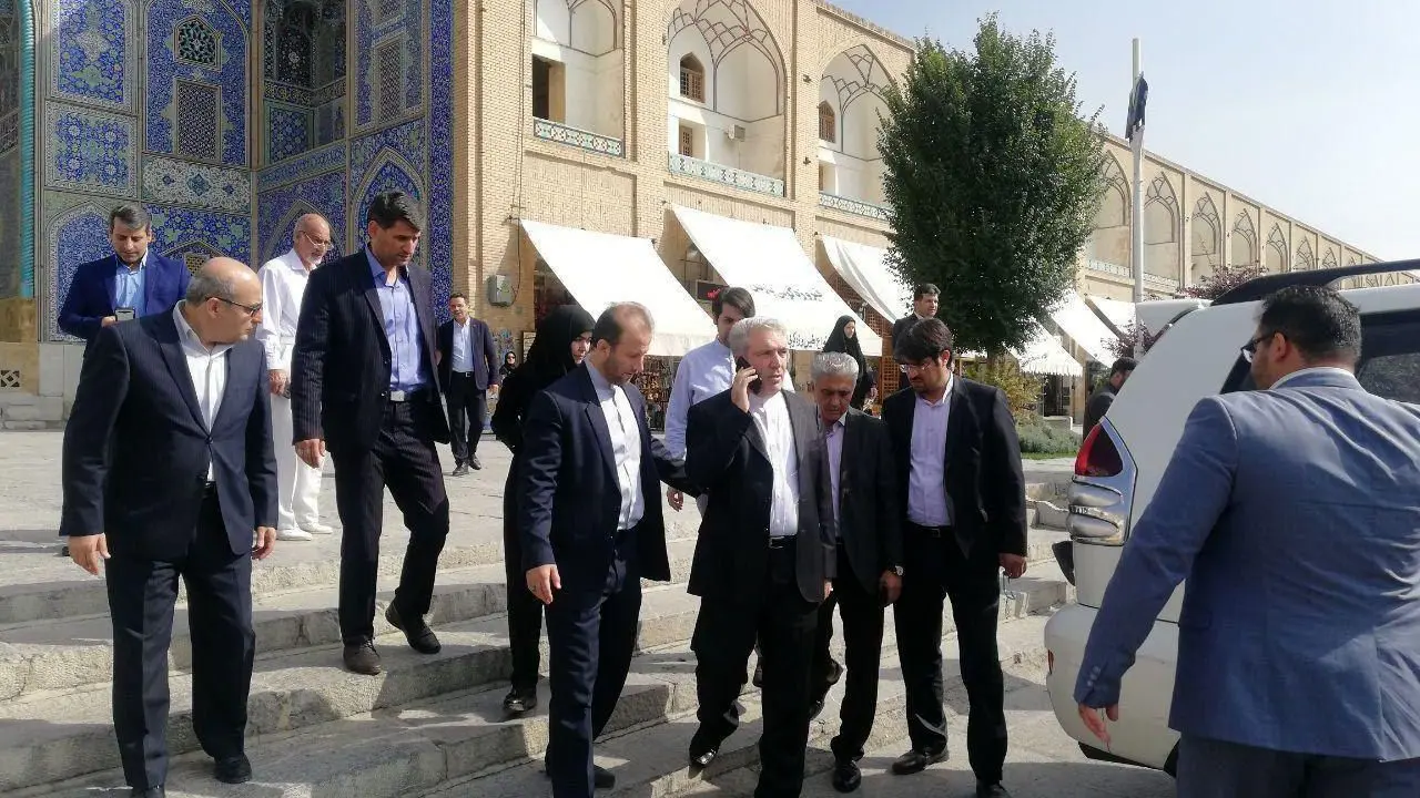 عذرخواهی میراث فرهنگی درباره ورود با خودرو به میدان نقش جهان اصفهان 