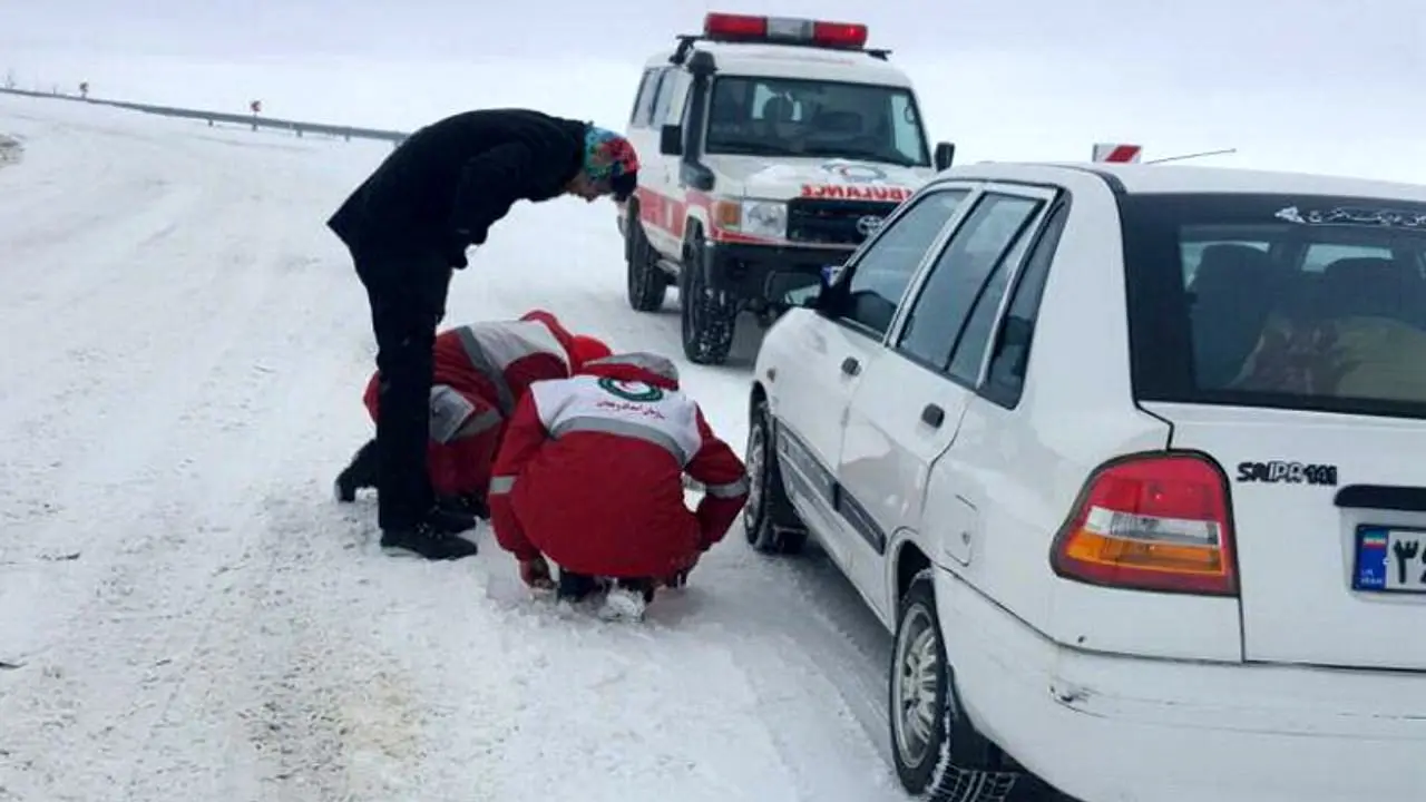 سرنشینان 70 خودرو گرفتار در برف چالدران نجات یافتند