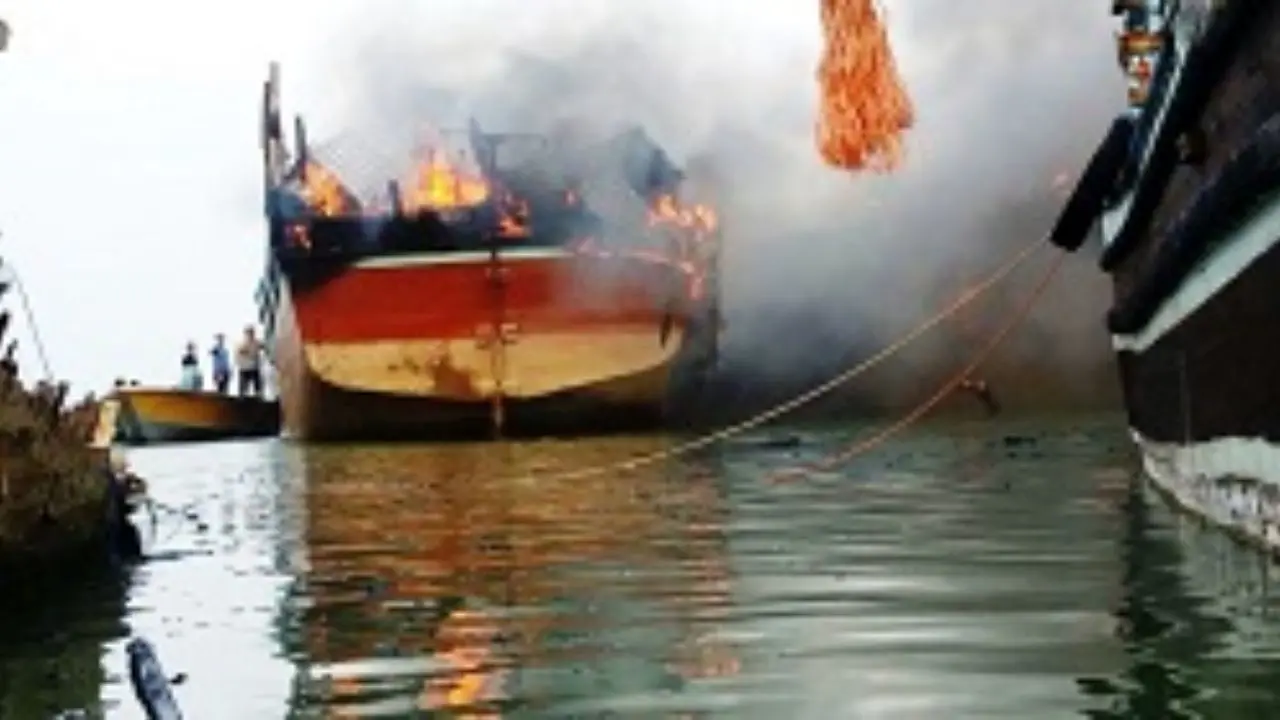 4 کشته و زخمی در آتش سوزی لنج صیادی کنارک