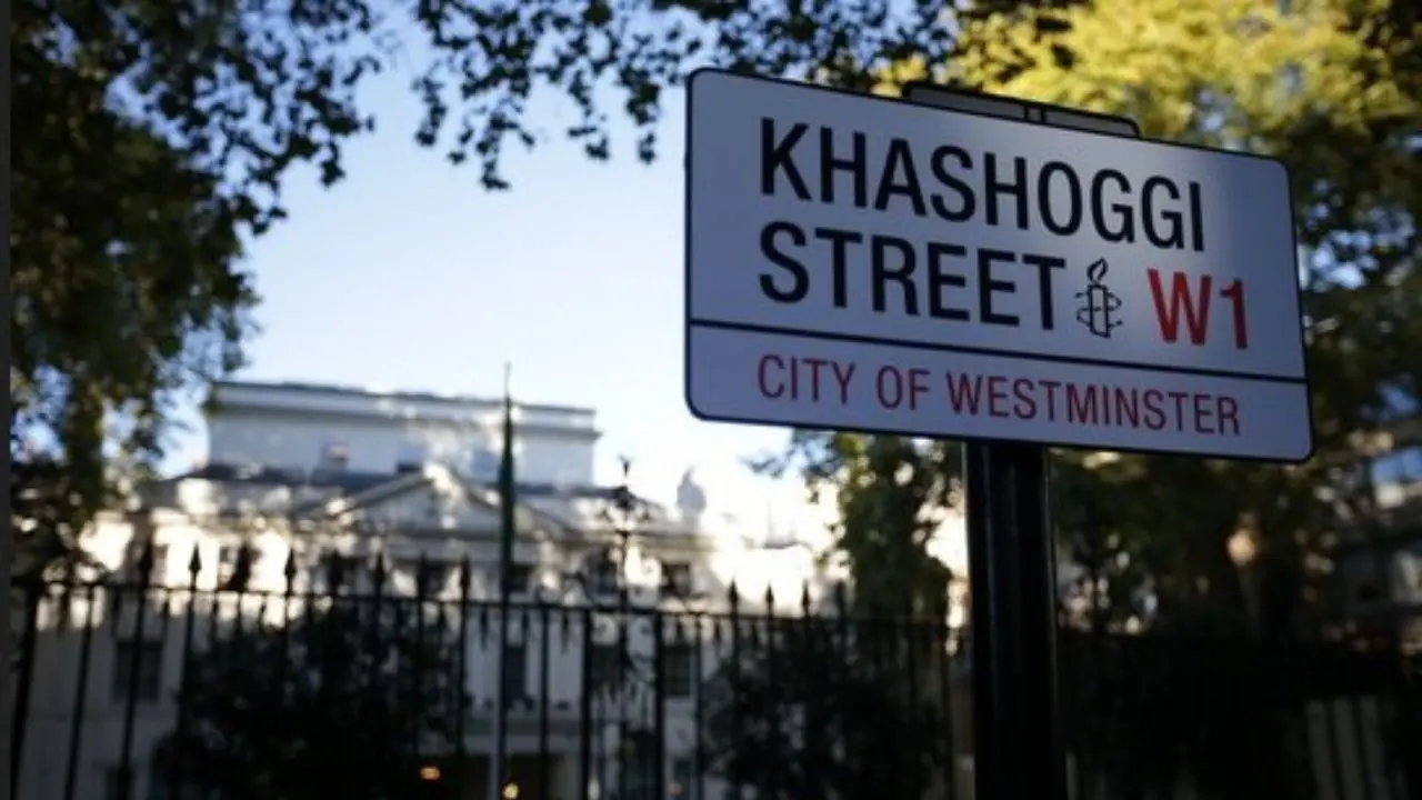 نصب تابلوی خیابان خاشقجی مقابل سفارت عربستان در لندن