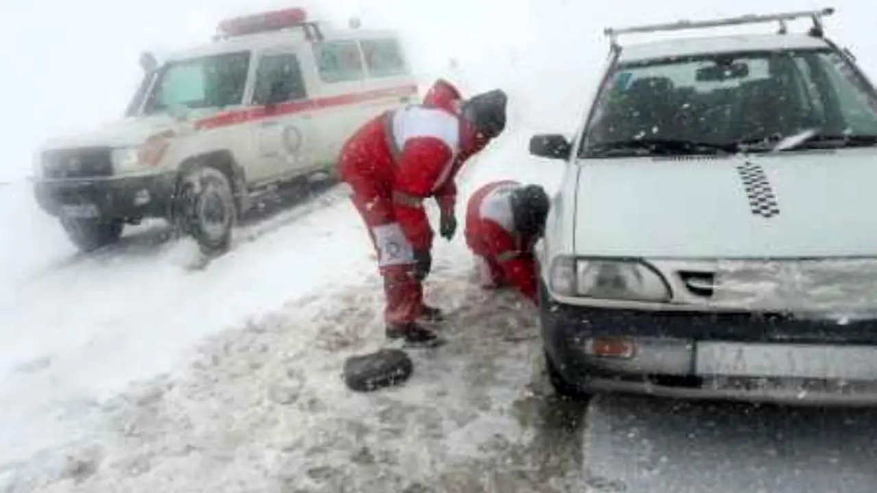 برف و کولاک شدید در هراز/ نجات 70 خودروی گرفتار در برف
