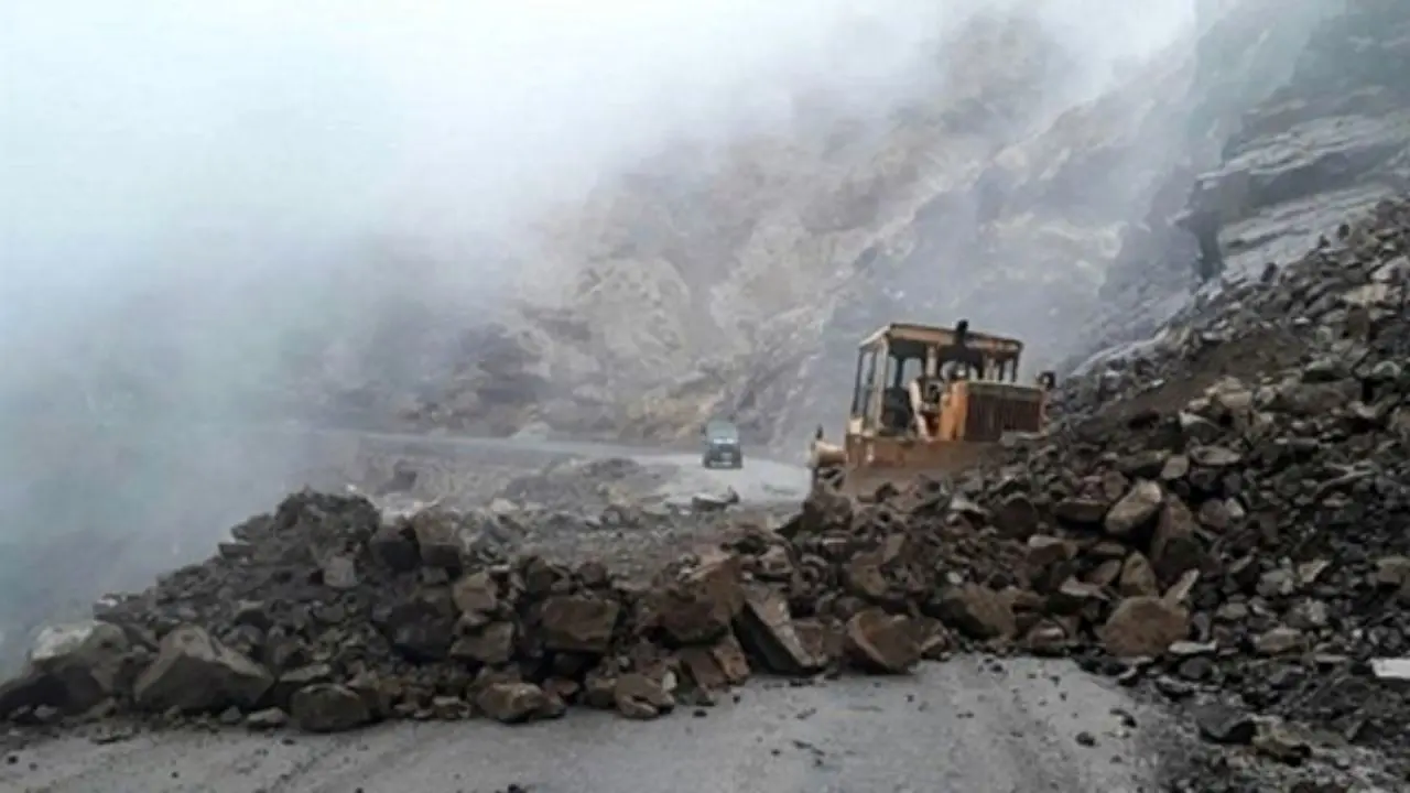 ریزش کوه راه دسترسی 20 روستای الیگودرز را مسدود کرده است