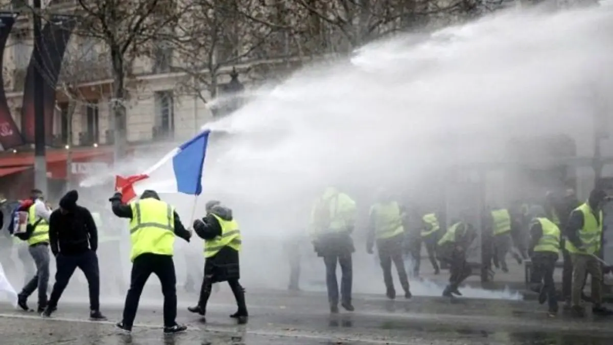 اعتراضات گسترده در فرانسه به خشونت کشیده شد/ شماری زخمی شدند