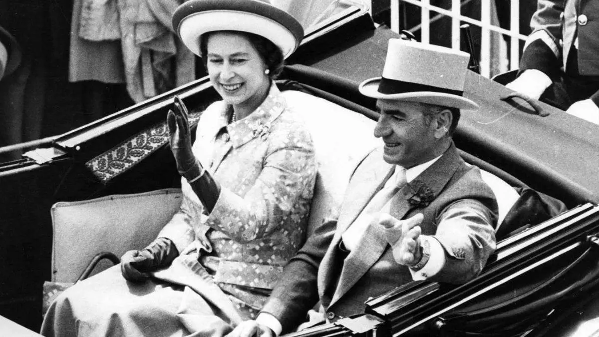 عکس| ملکه انگلیس و شاه ایران در یک قاب