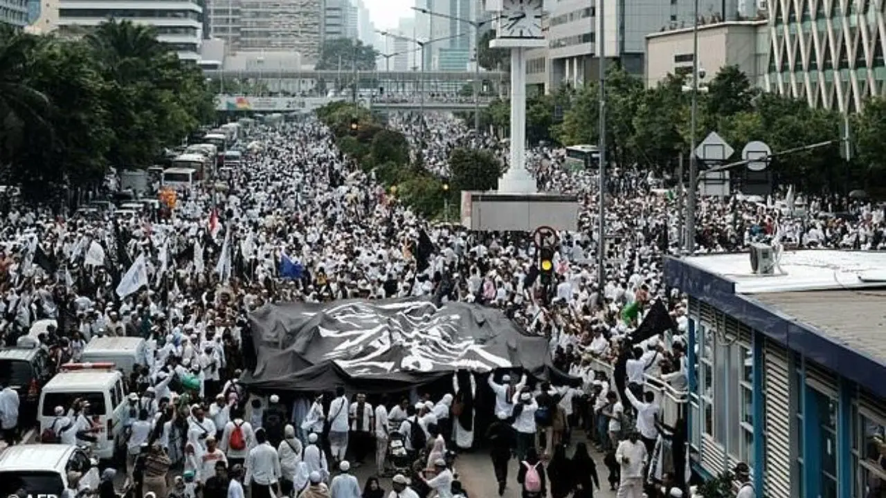 تظاهرات مسلمانان تندرو اندونزی علیه فرماندار مسیحی جاکارتا