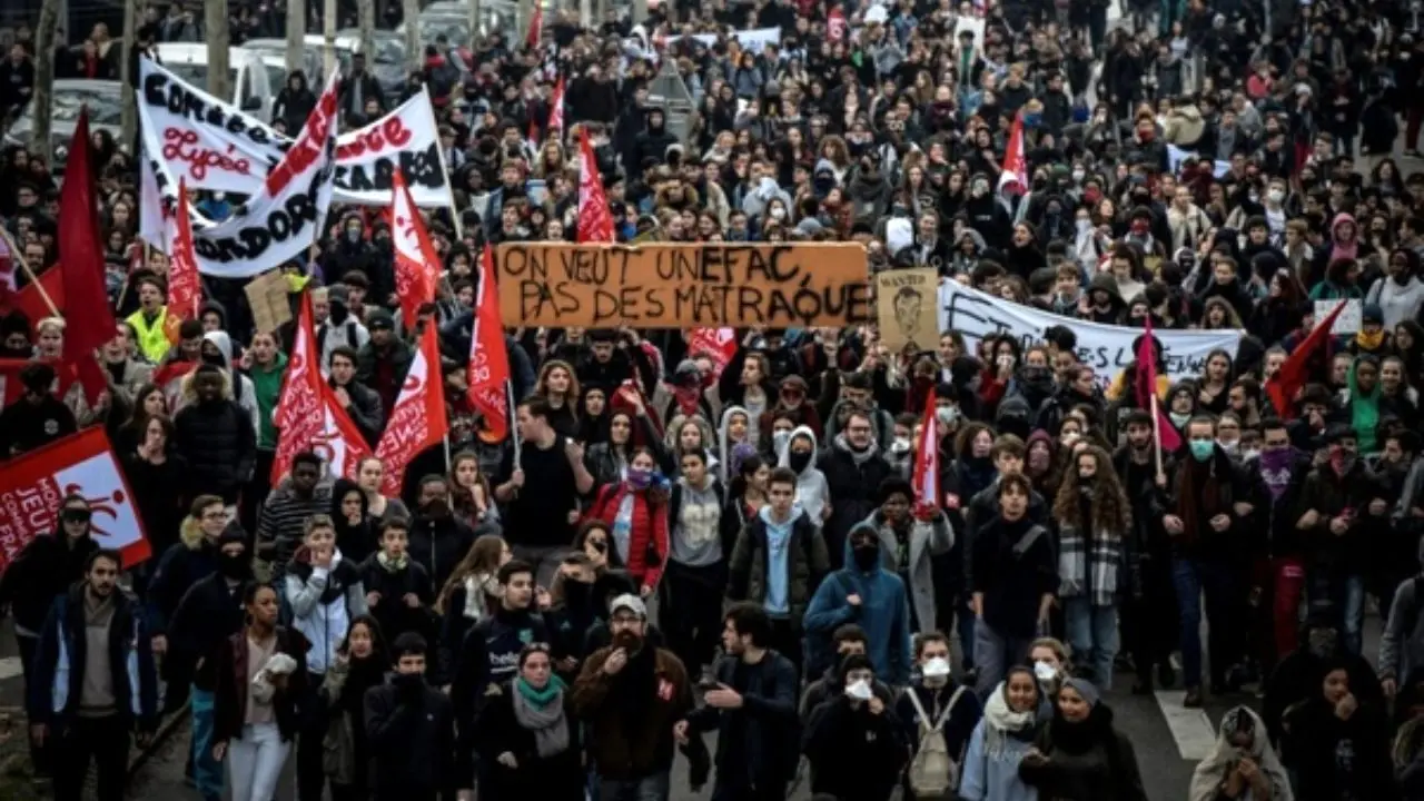 تسخیر خیابان‌ها توسط دانشجویان و دانش‌آموزان در فرانسه