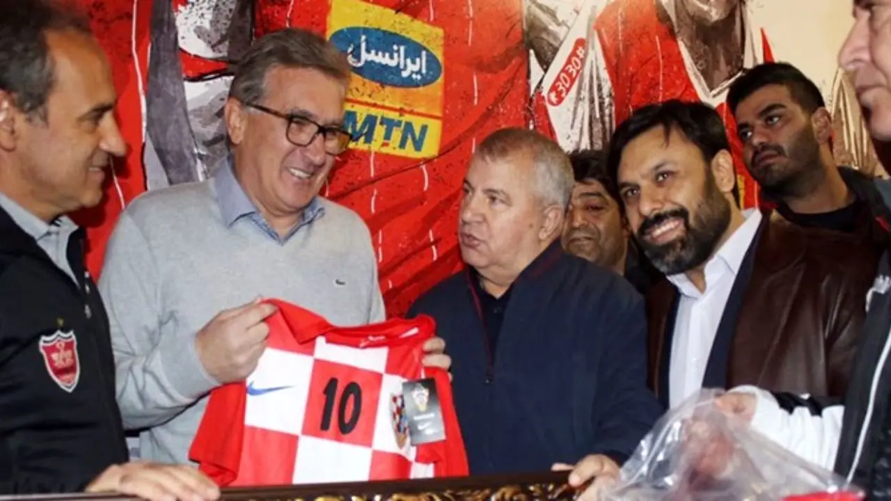 برانکو پیراهن کرواسی را به علی پروین هدیه داد