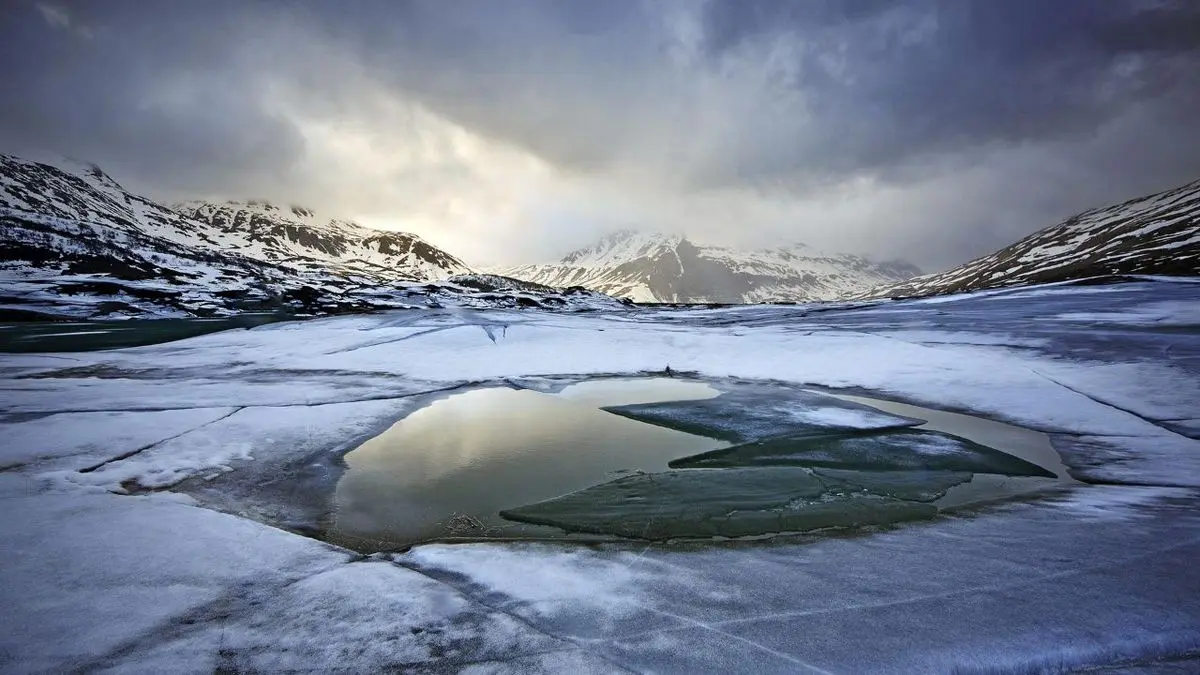 عکس روز بینگ، دریاچه یخ‌زده
