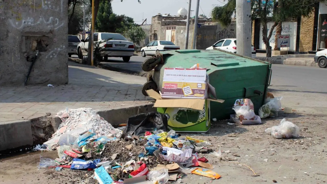 انباشت زباله در معابر شهری آبادان/ مسئولان تدابیری بی‌اندیشند