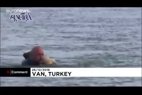 نجات یک سگ از دریاچه یخ‌زده وان ترکیه + ویدئو