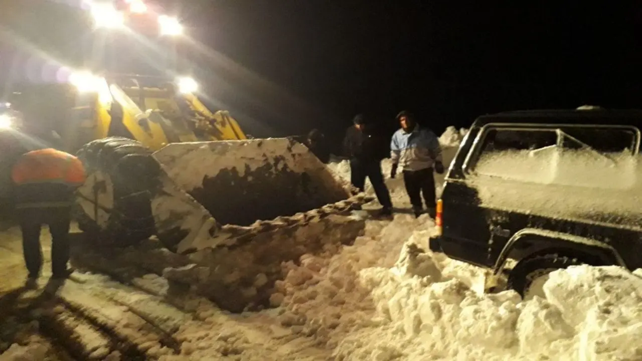 نجات 12 جوان گرفتار برف در تکاب