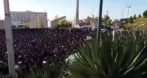 تجمع دانشجویان دانشگاه آزاد پس از حادثه اتوبوس مرگ + ویدئو
