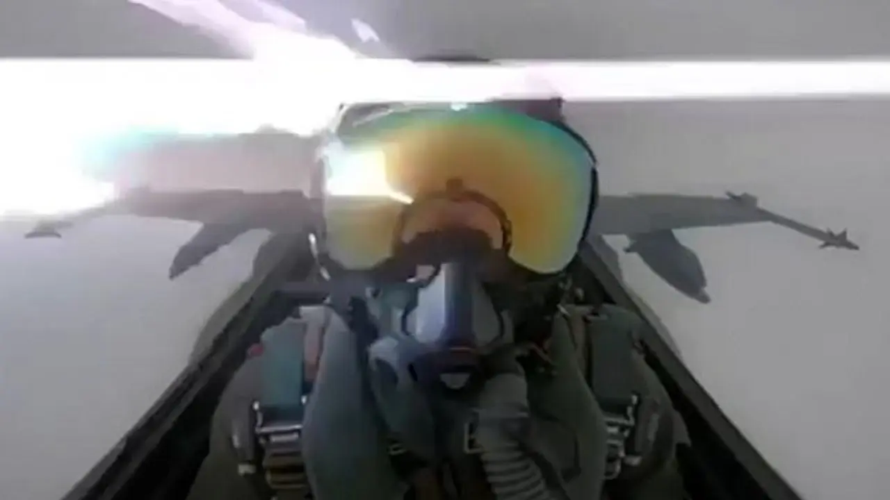 اصابت رعد و برق به کابین جنگنده اف 18 +ویدئو