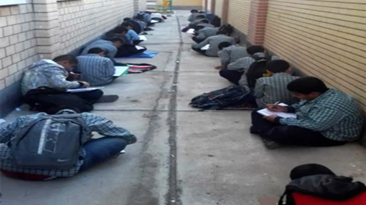 برگزاری امتحان دانش آموزان ماهشهری روی آسفالت سرد+ تصویر