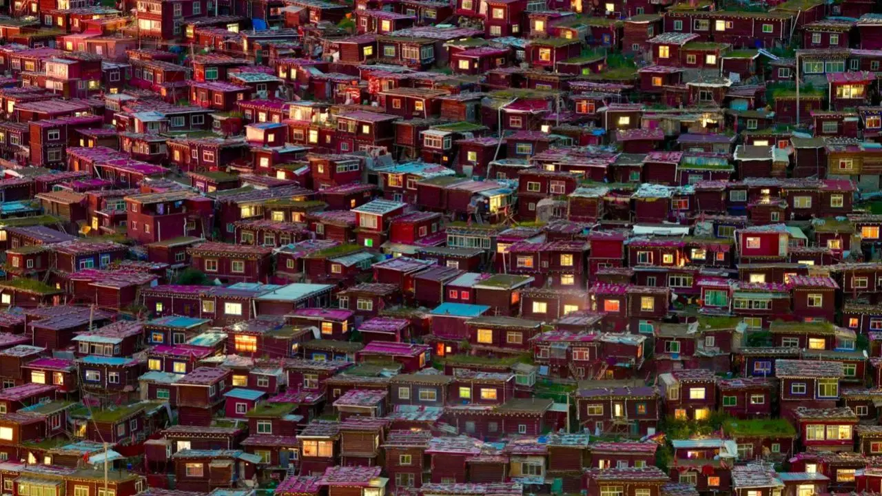 عکس روز نشنال جئوگرافیک، خانه‌های سرخ