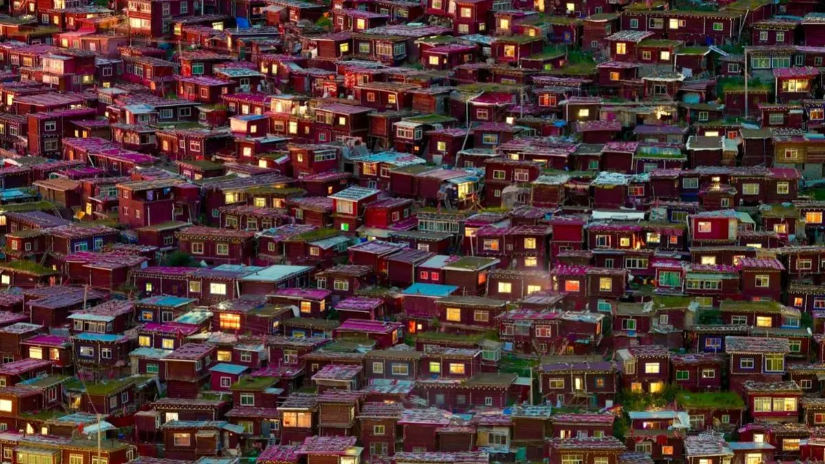 عکس روز نشنال جئوگرافیک، خانه‌های سرخ