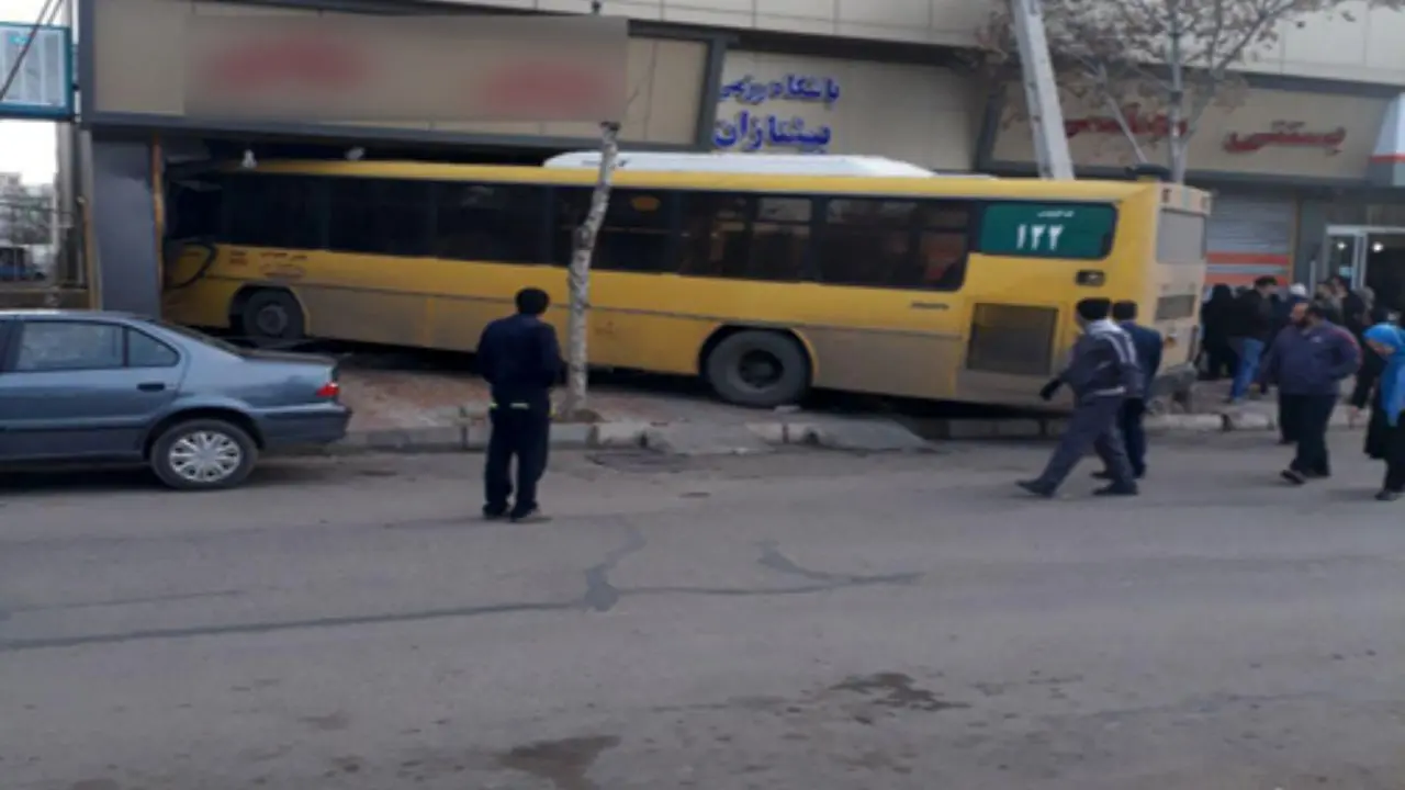 ورود اتوبوس به قنادی در قزوین!+ عکس