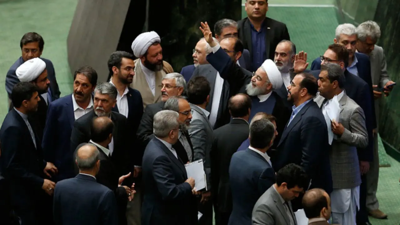 اعتراض نمایندگان مجلس سخنرانی روحانی را قطع کرد/ بعضی از نمایندگان در گوشه‌ای از صحن علنی مجلس به نشانه اعتراض ایستادند