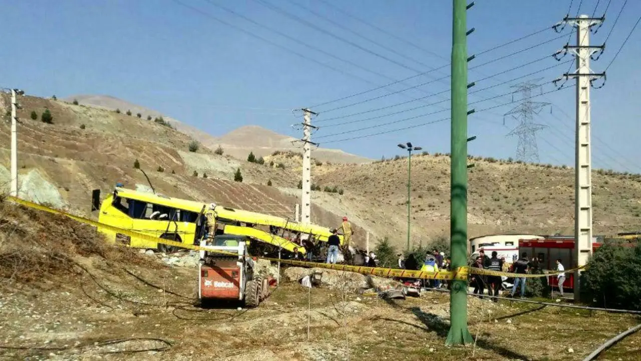 تعداد کشته‌‎های حادثه دانشگاه آزاد به 9 نفر رسید/ پیام رهبر انقلاب در پی فوت 9 دانشجوی دانشگاه آزاد/ ولایتی: عزیزترین فرزندانمان را از دست دادیم+ فیلم