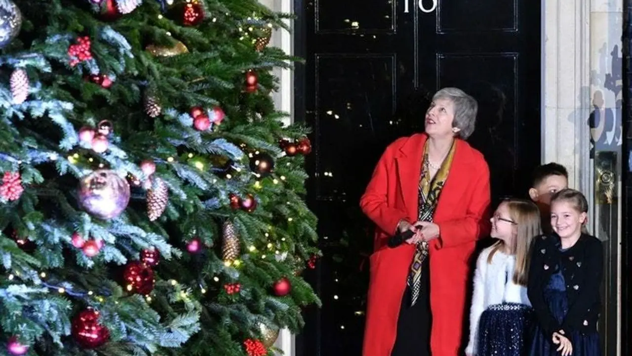 نخست وزیر بریتانیا در بازگشت از مراسم آیینی صبح روز کریسمس کلیسا + عکس