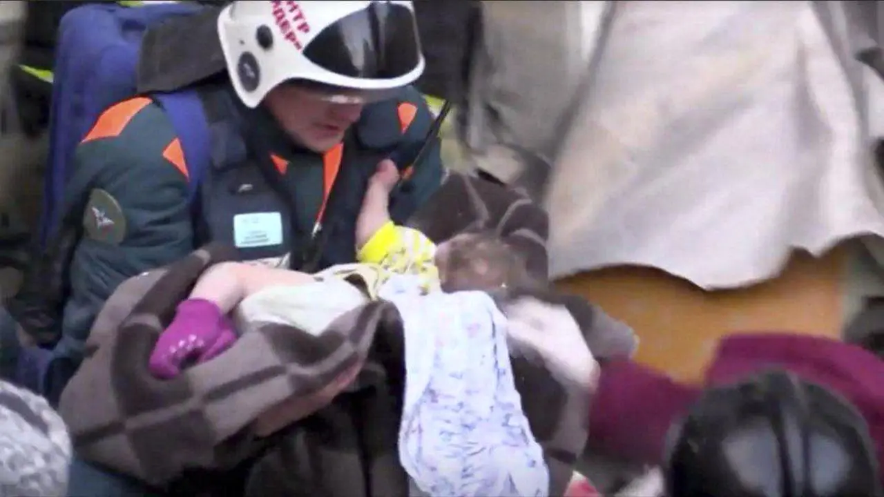 نجات یک نوزاد 11 ماهه از زیر آوار
