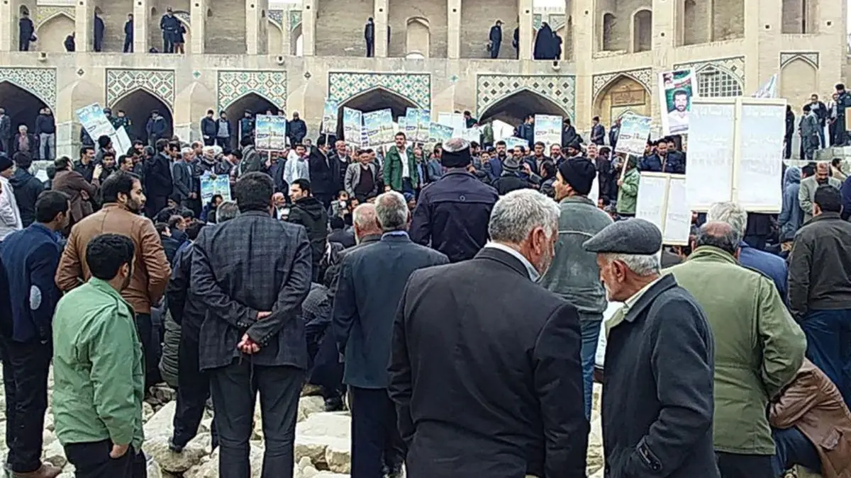 کشاورزان اصفهان در مقابل پل خواجو تجمع کردند