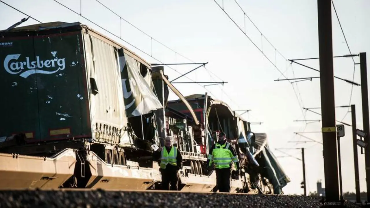 6 کشته در سانحه قطار در دانمارک + عکس