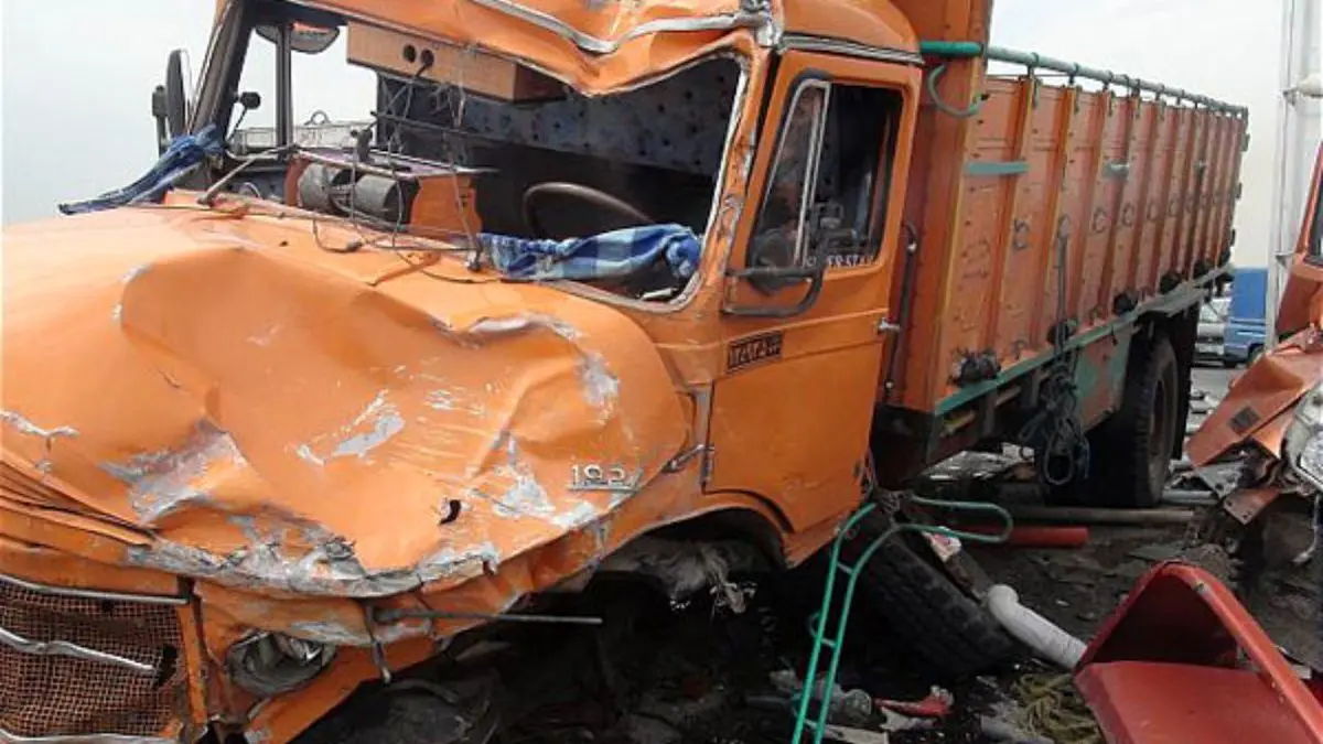5 مصدوم در حادثه تصادف کامیون با اتوبوس
