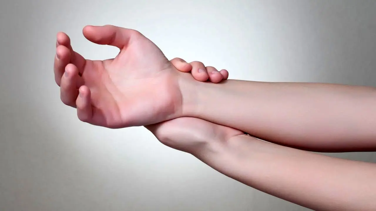 فیبرومیالژیا چیست، چه علایمی دارد و چگونه درمان می‌شود؟