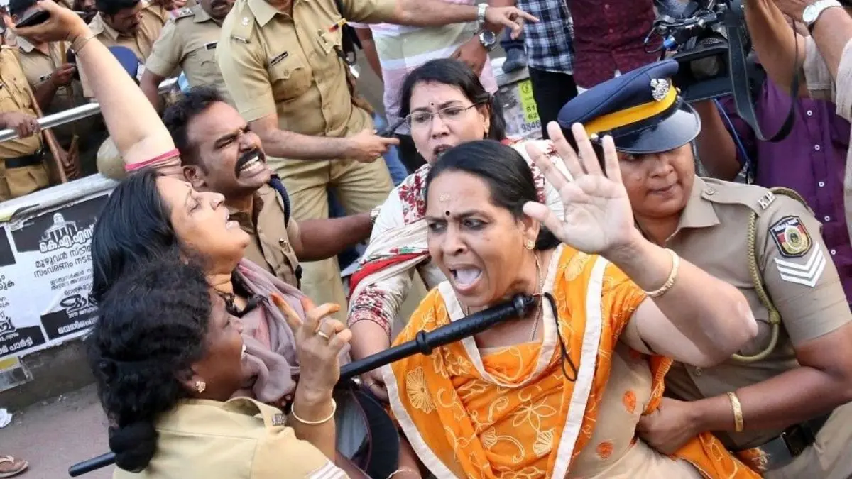 تظاهرات هندی‌ها به‌خاطر ورود دو زن به معبد ممنوعه! + تصاویر
