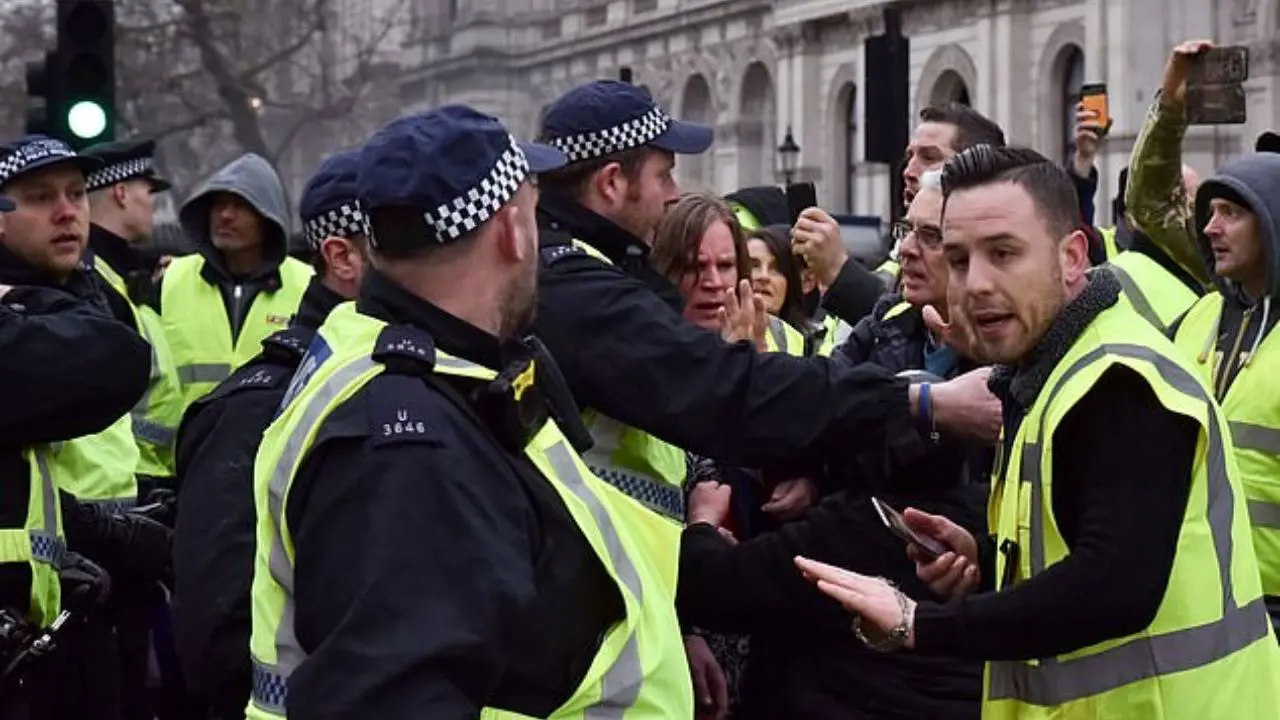 حمله پلیس لندن به نوجوان 13 ساله + ویدئو