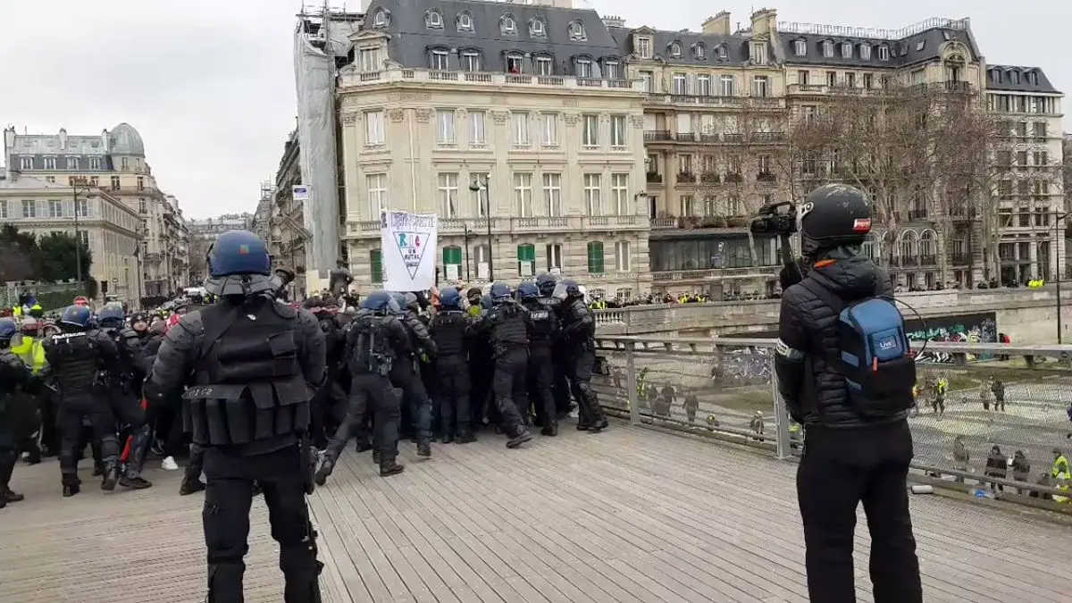 درگیری شدید بین نیروهای پلیس و جلیقه زردها + ویدئو