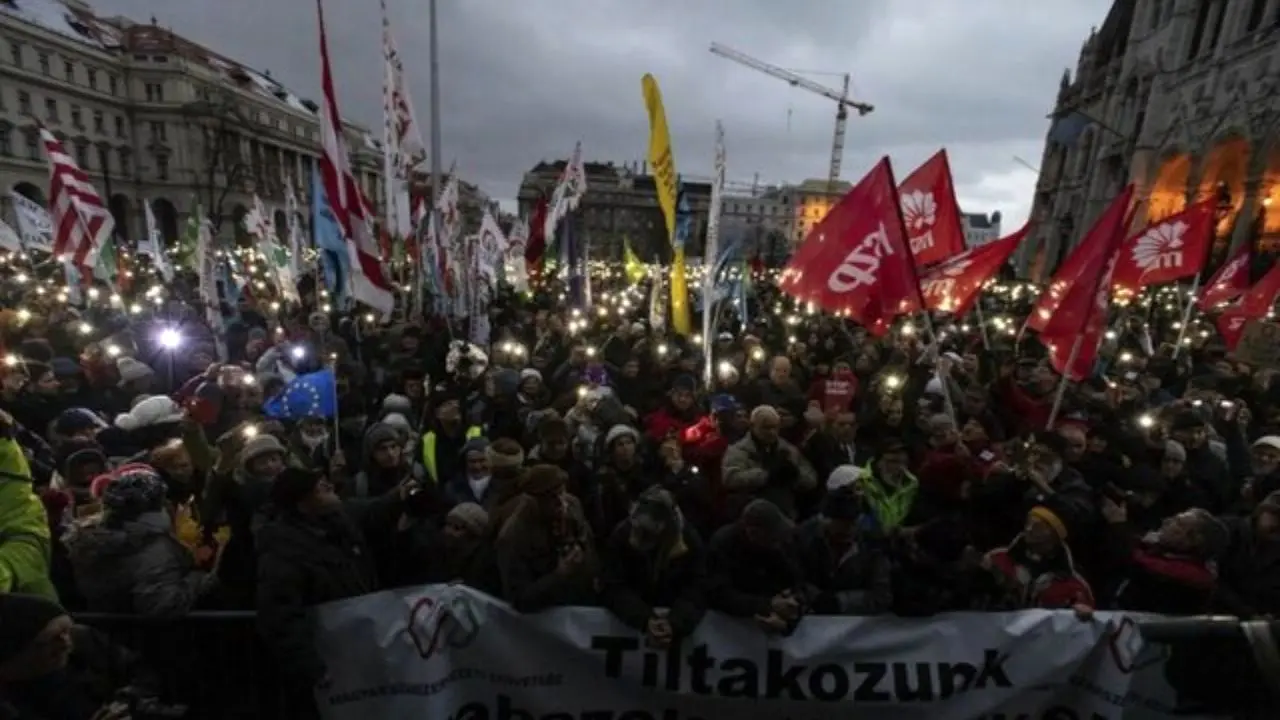 اتحادیه‌های مجارستان در اعتراض به تغییرات قانون کار تجمع کردند