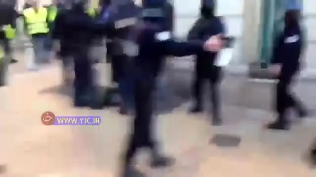 کتک زدن وحشیانه یک جلیقه‌زرد توسط پلیس فرانسه + فیلم