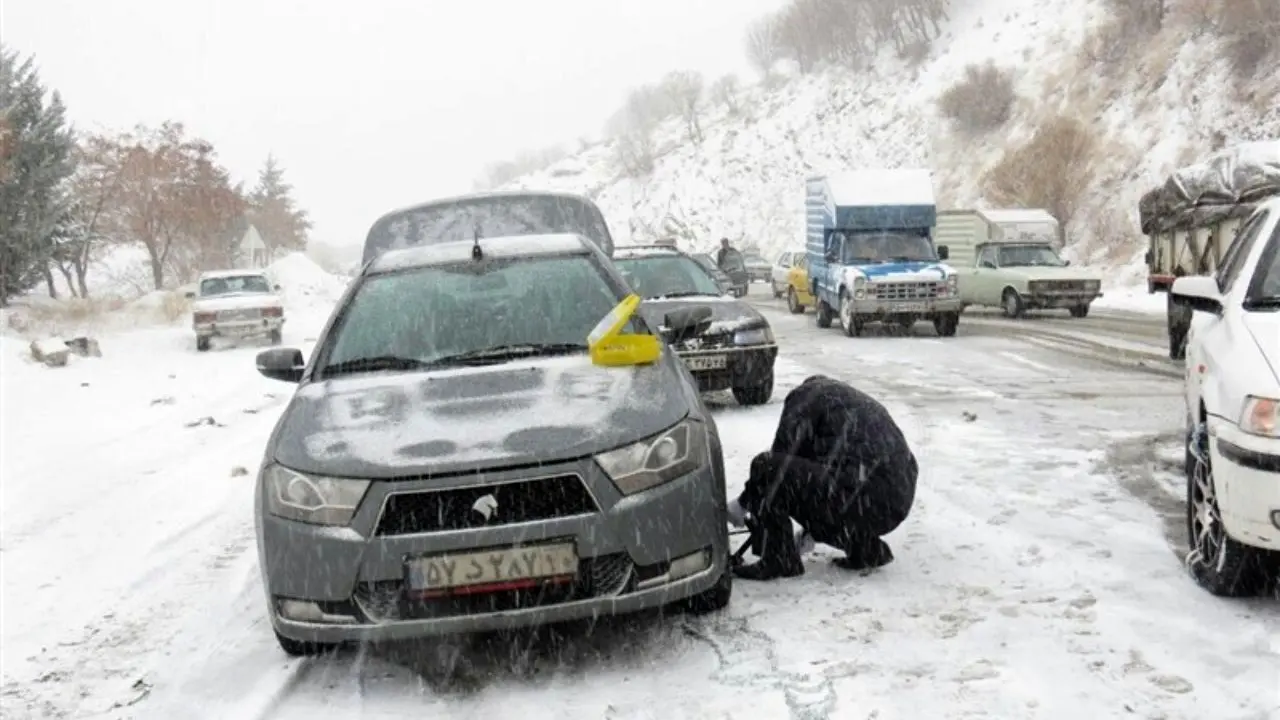 گرفتاری خودروها در آزادراه قزوین‌-‌زنجان به دلیل برف و یخبندان + عکس