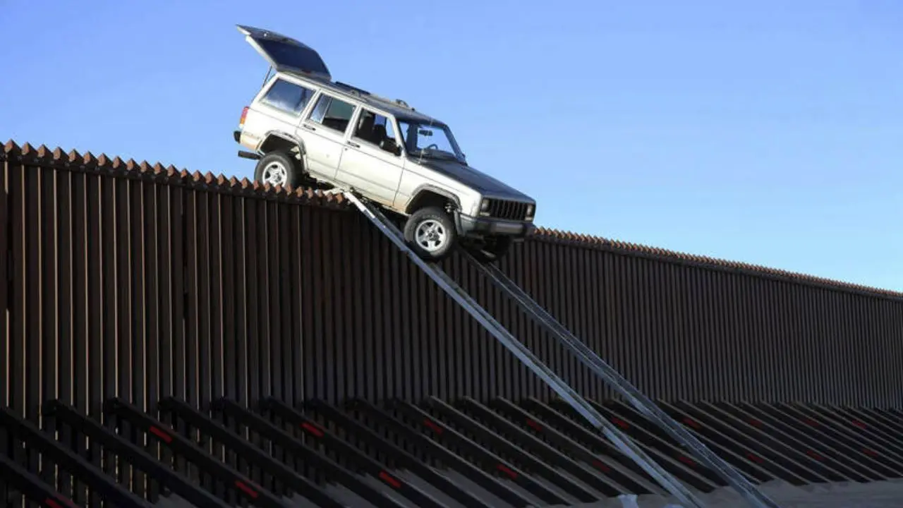 فرار عجیب از دیوار مرزی ترامپ! + عکس