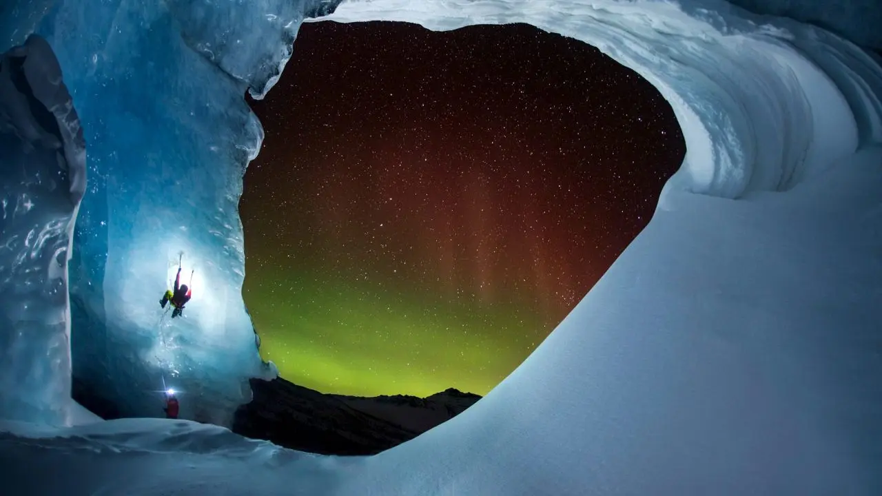 عکس روز بینگ، صعود از دیوار یخی