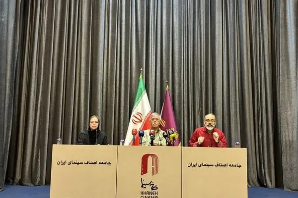 واکنش تند اسعدیان به روایتی از بازداشت بازیگران: طبق پیگیری‌های ما دستگیری بازیگران یک برنامه سیستماک‌ نبود بلکه یک‌ حرکت آتش به اختیار بود و تعدادی از دوستان بازیگر ما در یک مهمانی شخصی بازداشت می‌شوند