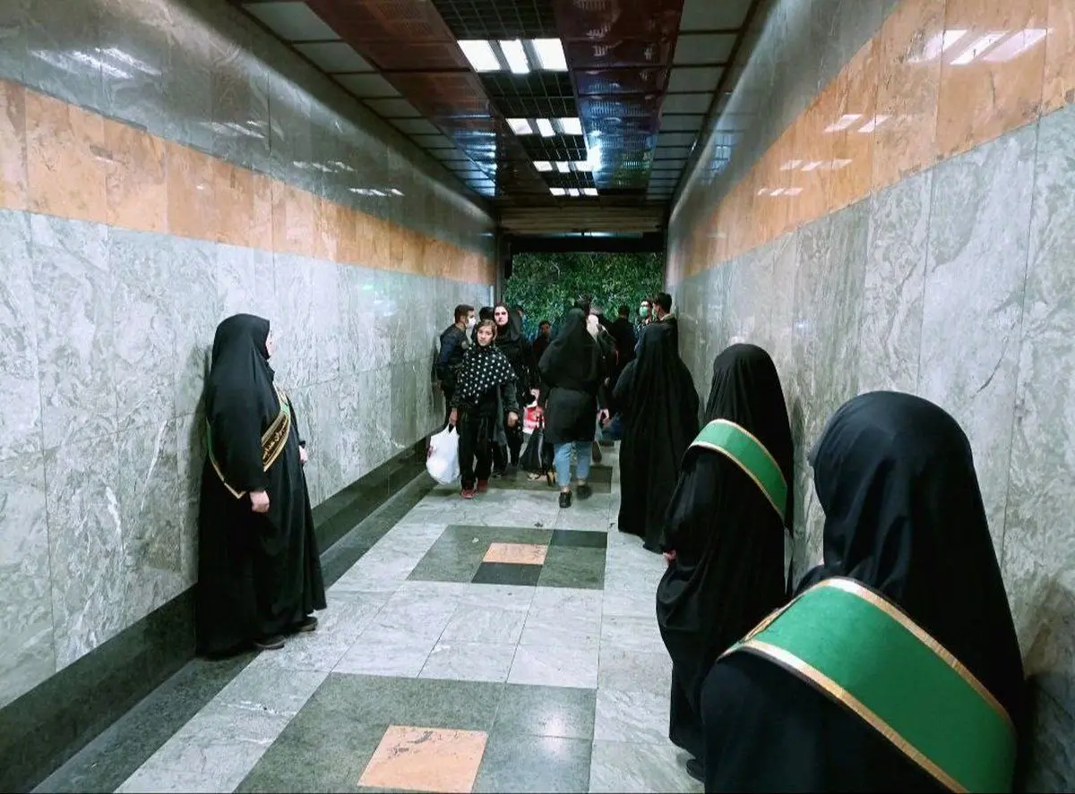 سوال مهم درباره پشت‌پرده فیلمبرداری از زنان در مترو تهران؛ اگر نظامی هستند چرا لباس سازمانی ندارند؟