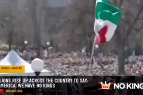 ببینید| پرچم ایران در سخنرانی برنی سندرز در تجمع گسترده مخالفین ترامپ