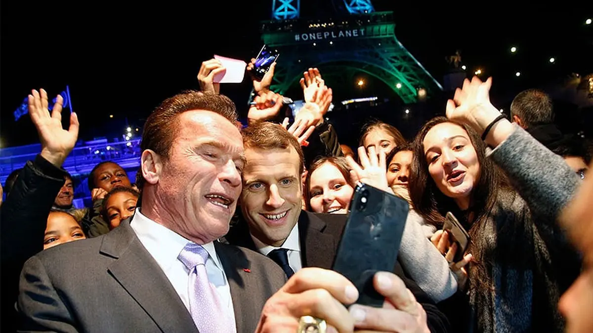 سلفی آرنولد و رئیس‌جمهور فرانسه مقابل برج ایفل + تصاویر
