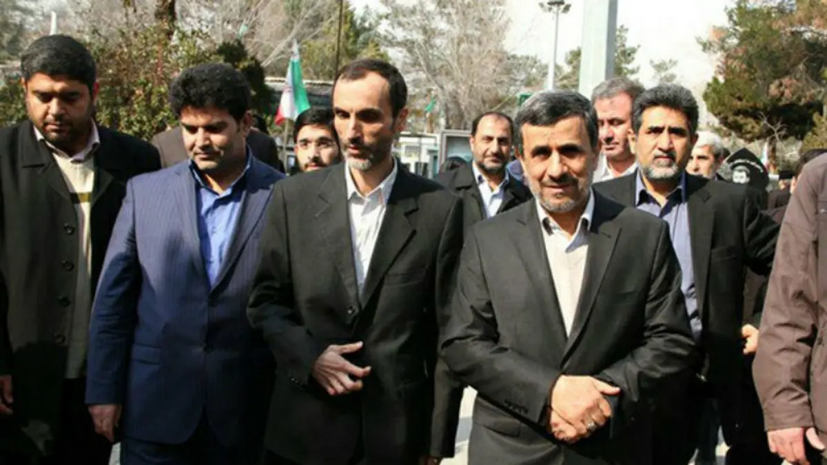 حضور احمدی‌نژاد در دادگاه بقایی با شعار الله اکبر