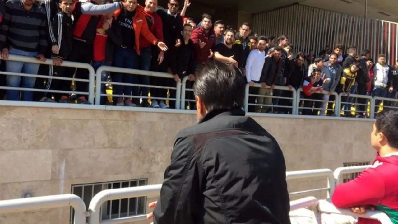 اعتراض شدید هواداران پرسپولیس به شکست این تیم در دربی