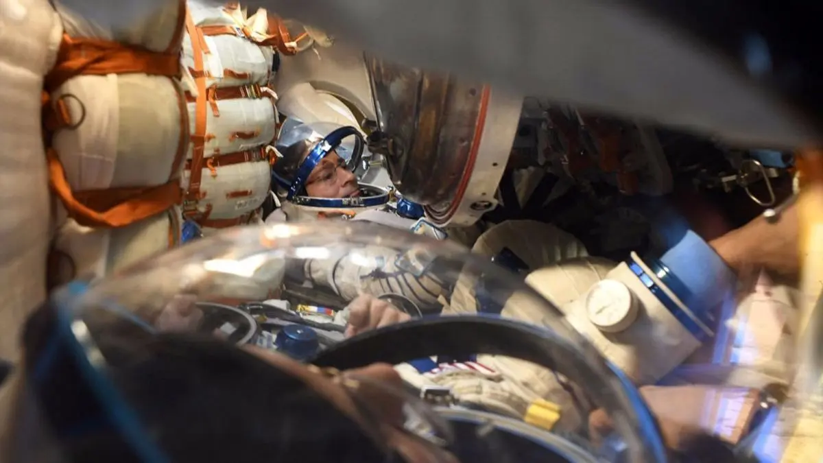 بازگشت فضانوردان به زمین‎ دو فضا نورد آمریکایی و یک فضانورد روس